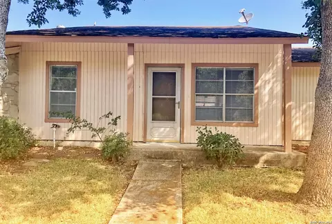 1051 Country Club Dr #18, Seguin, TX 78155