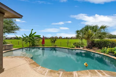 121 Fairway Dr, Floresville, TX 78114
