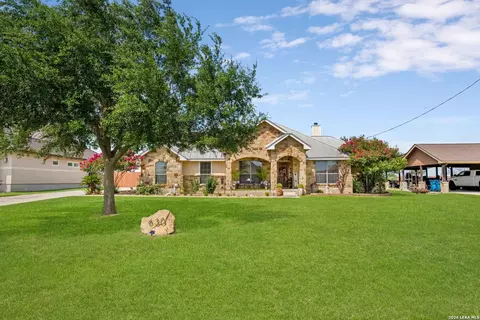 630 N Dickson St, Poth, TX 78147