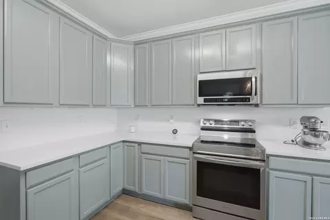 Kitchen - 313 Howard Dr, Devine, TX 78016 photo 3 of 4