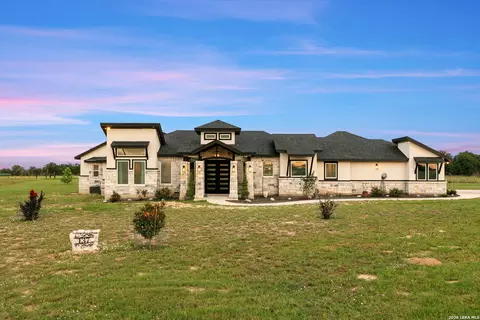 137 Ranchers Way, Floresville, TX 78114
