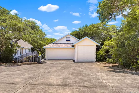928 Pebble Beach Rd, Lakehills, TX 78063