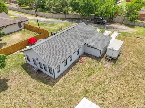 View/Area - 523 Rossville # B, Devine, TX 78016 photo 8 of 10