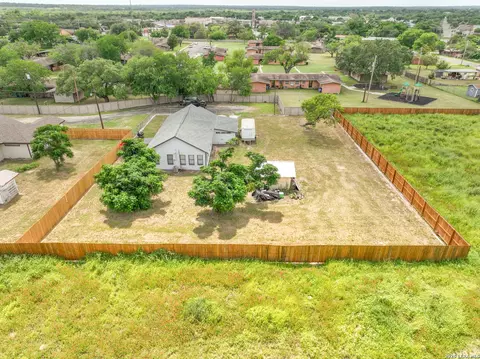 View/Area - 523 Rossville # B, Devine, TX 78016 photo 3 of 10
