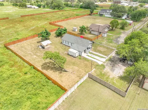 View/Area - 523 Rossville # B, Devine, TX 78016 photo 5 of 10