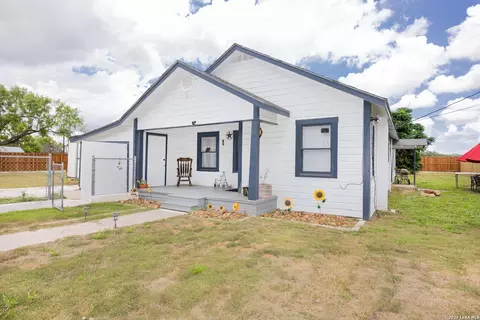 523 Rossville # B, Devine, TX 78016