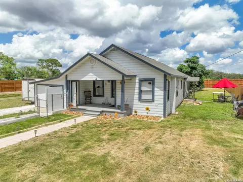 Exterior - 523 Rossville # B, Devine, TX 78016 photo 5 of 5