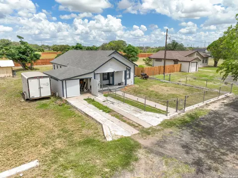View/Area - 523 Rossville # B, Devine, TX 78016 photo 6 of 10