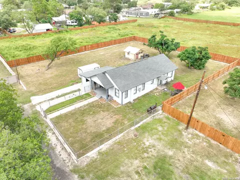 View/Area - 523 Rossville # B, Devine, TX 78016 photo 1 of 10