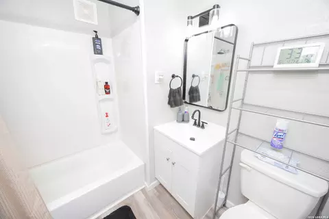 Bath - 523 Rossville # B, Devine, TX 78016 photo 1 of 1