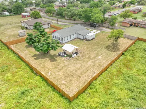 View/Area - 523 Rossville # B, Devine, TX 78016 photo 4 of 10