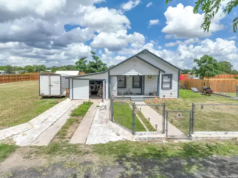Exterior - 523 Rossville # B, Devine, TX 78016 photo 4 of 5
