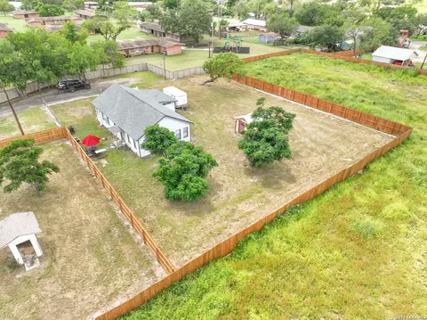 View/Area - 523 Rossville # B, Devine, TX 78016 photo 2 of 10