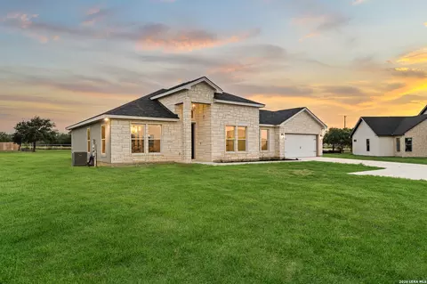 Exterior - 100 W Medium Meadow Dr, Lytle, TX 78052 photo 3 of 7