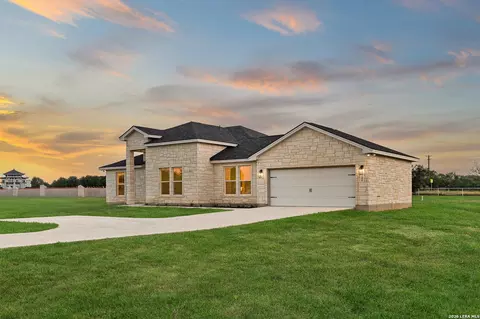 Exterior - 100 W Medium Meadow Dr, Lytle, TX 78052 photo 2 of 7