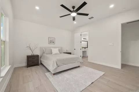 Bedroom - 100 W Medium Meadow Dr, Lytle, TX 78052 photo 4 of 5