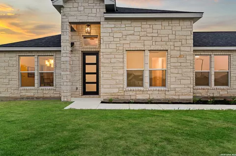 Exterior - 100 W Medium Meadow Dr, Lytle, TX 78052 photo 4 of 7