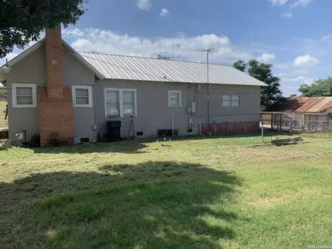 Exterior - 502 Bowman Ave, Devine, TX 78016 photo 3 of 5