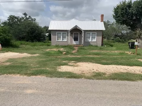 502 Bowman Ave, Devine, TX 78016