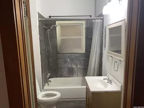 Bath - 502 Bowman Ave, Devine, TX 78016 photo 1 of 1