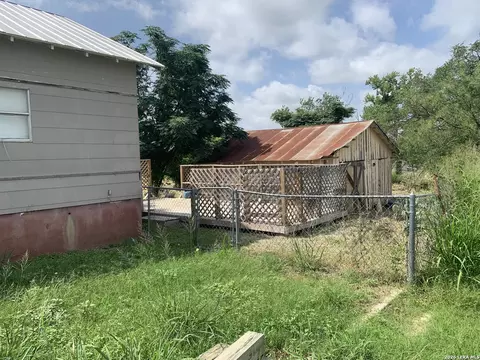 Exterior - 502 Bowman Ave, Devine, TX 78016 photo 5 of 5