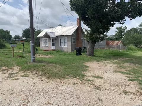 Exterior - 502 Bowman Ave, Devine, TX 78016 photo 2 of 5