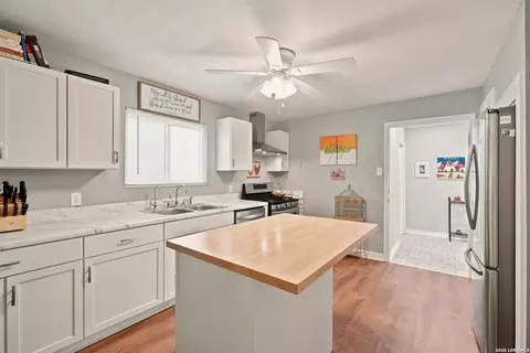 666 N San Eduardo Ave, San Antonio, TX 78228