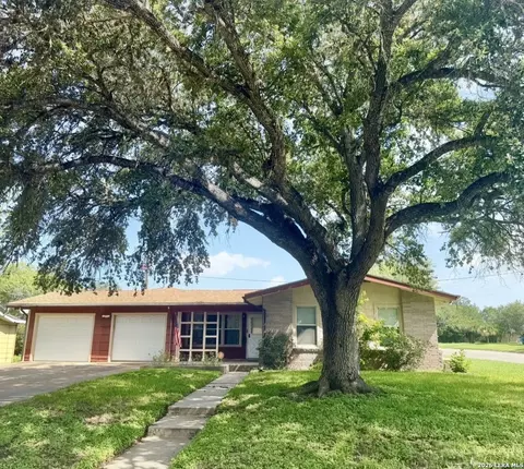 909 Toledo St, Beeville, TX 78102