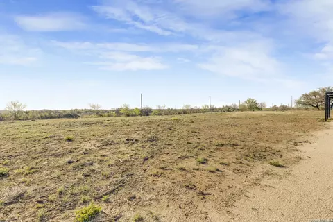 2811 Cr 467, Devine, TX 78016 photo 4