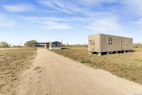 2811 Cr 467, Devine, TX 78016 photo 12