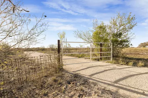 2811 Cr 467, Devine, TX 78016 photo 7