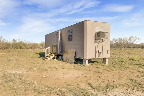 2811 Cr 467, Devine, TX 78016 photo 11