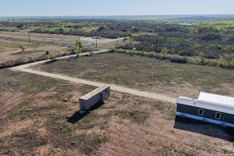 2811 Cr 467, Devine, TX 78016 photo 10