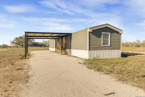 2811 Cr 467, Devine, TX 78016 photo 8