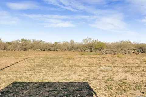 2811 Cr 467, Devine, TX 78016 photo 5