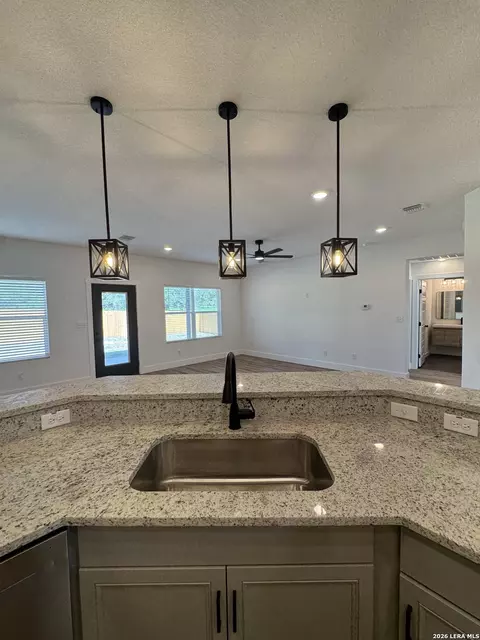 Kitchen - 2000 Owens Ave, Three Rivers, TX 78071 photo 3 of 4