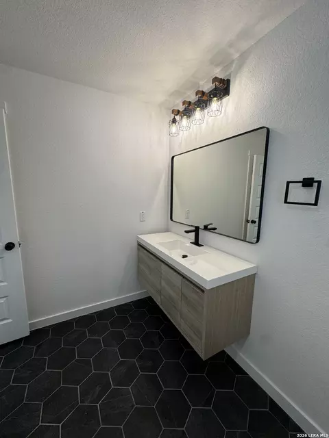 Bath - 2000 Owens Ave, Three Rivers, TX 78071 photo 3 of 4