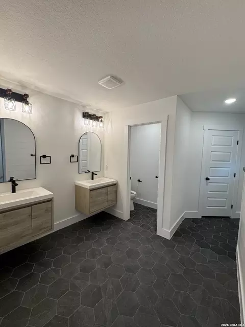 Bath - 2000 Owens Ave, Three Rivers, TX 78071 photo 1 of 4