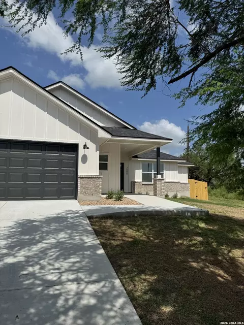 Exterior - 2000 Owens Ave, Three Rivers, TX 78071 photo 2 of 7