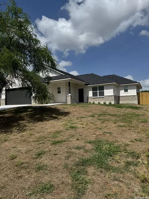 2000 Owens Ave, Three Rivers, TX 78071
