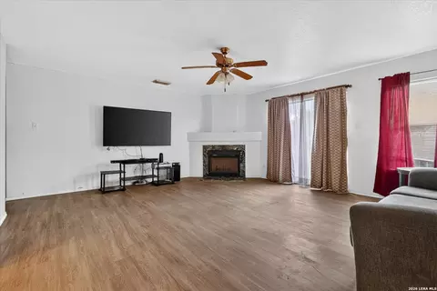Living - 6435 Flatstone Pass, Converse, TX 78109 photo 3 of 4