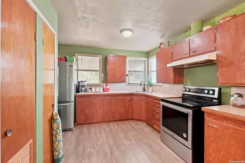 710 Storey, Cotulla, TX 78014 photo 11