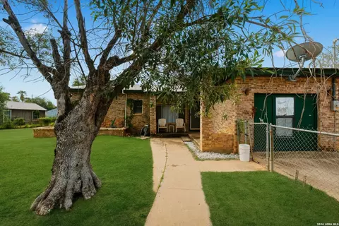 710 Storey, Cotulla, TX 78014 photo 3