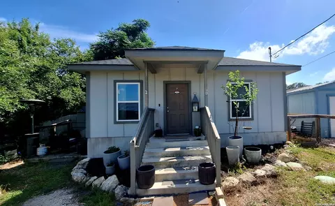 1260 Mountain View Dr, Canyon Lake, TX 78133