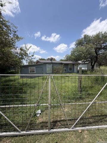904 Pine St, Floresville, TX 78114