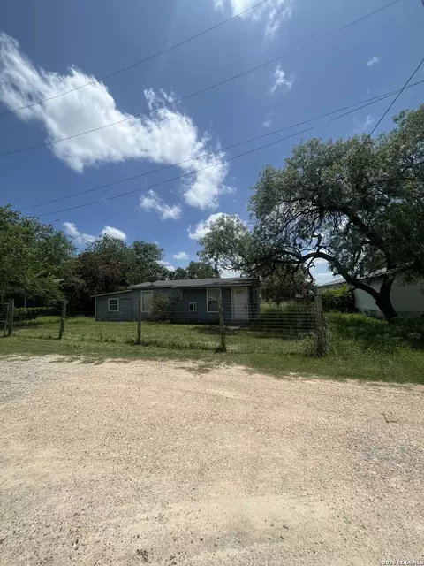 904 Pine St, Floresville, TX 78114