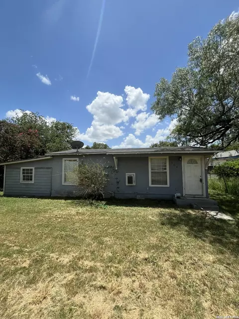 904 Pine St, Floresville, TX 78114