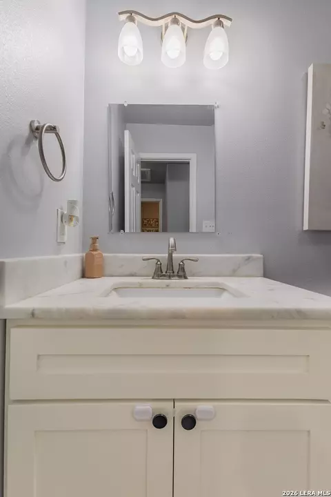 Bath - 2388 Oak Breeze Cir, Eagle Pass, TX 78852 photo 3 of 6