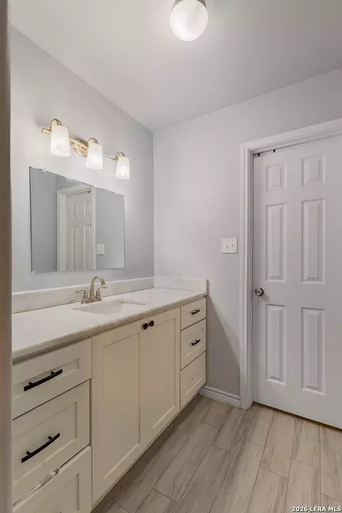 Bath - 2388 Oak Breeze Cir, Eagle Pass, TX 78852 photo 4 of 6