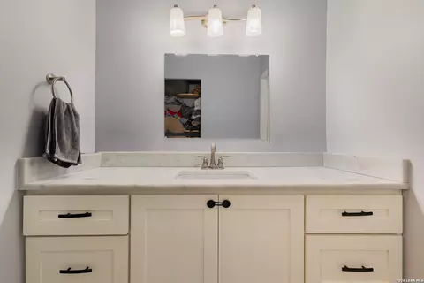 Bath - 2388 Oak Breeze Cir, Eagle Pass, TX 78852 photo 5 of 6